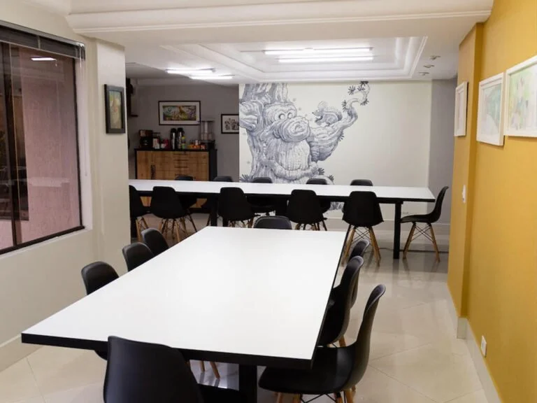 Mesas com espaço ergonômico para desenhar