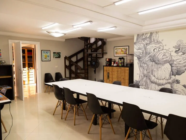 Ambiente com café, chá e guloseimas