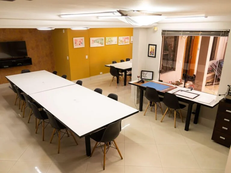 Espaço de apoio com mesa de luz e mesa de corte