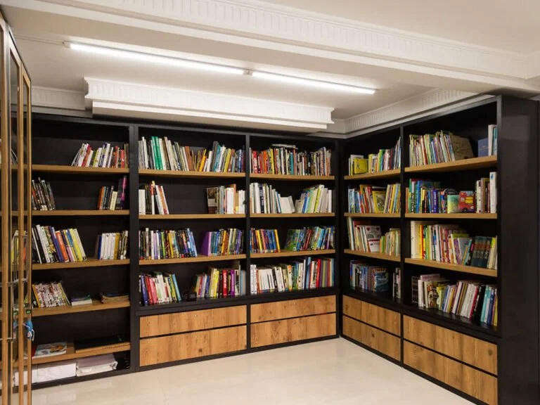 Biblioteca com mais de 1000 livros para consulta local